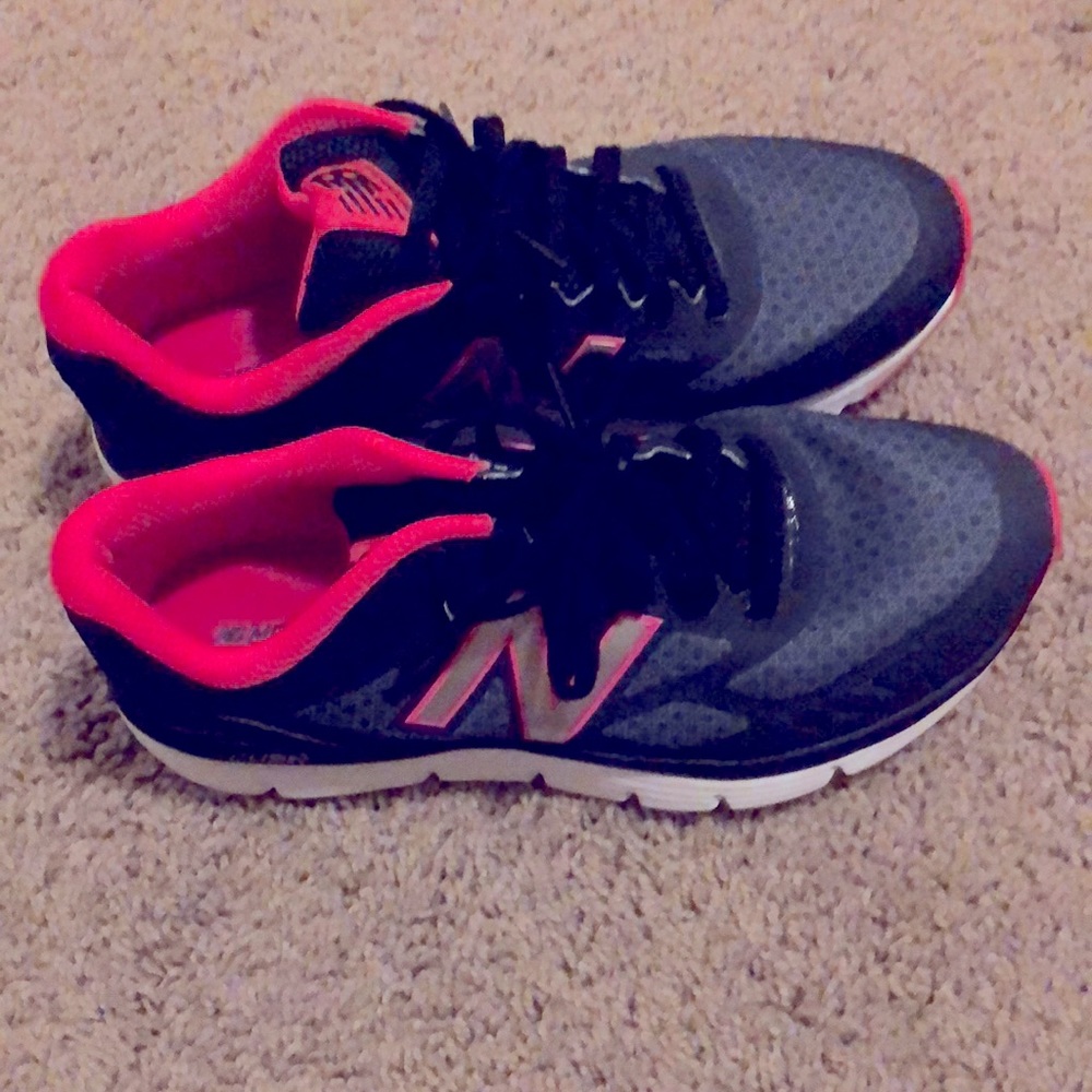 New Balance Sneakers Tennis Shoes. Woman’s size 7.5.